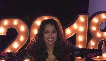 Celebrity oslávili nový rok po svojom: Salma Hayek s natlačenými prsiami, zahalená Mariah Carey