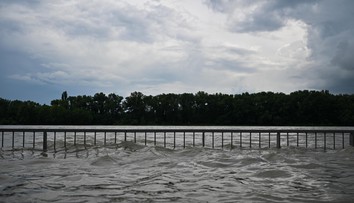 Vytrvalý lejak, nárazový vietor a hrozba povodní. Slovensko čaká na naplnenie predpovedí (+ mapa)