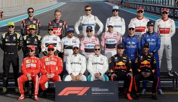 Hamilton vyhral záverečnú VC, Alonso pri rozlúčke na špeciálnom monoposte jedenásty