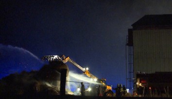 Košickí hasiči bojujú už druhý deň s obrovským požiarom slamy