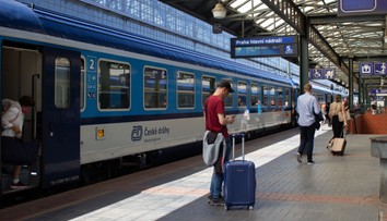 VIDEO: Nepochopiteľný risk. Matka s deťmi v Prahe chcela stihnúť rozbehnutý vlak, jedno z neho vyskakuje, druhé končí na peróne