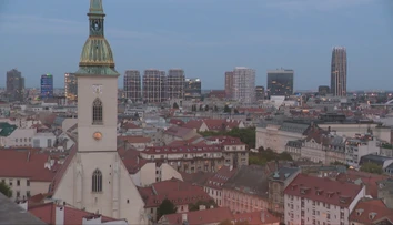 Čakať na lepší úrok v banke alebo sa s kúpou poponáhľať? Ceny nehnuteľností sa dali do pohybu
