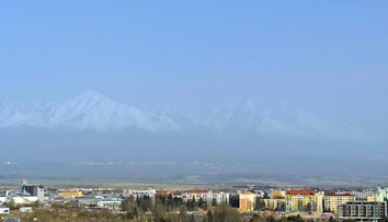 OBRAZOM: Prach zo Sahary sfarbil oblohu nad Slovenskom do biela. Poobede to bude ešte horšie, varuje SHMÚ