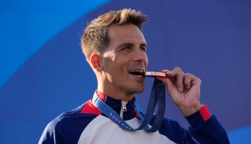 Zábery, na ktorých športovci hryzú do svojich medailí sú ikonické. Čo je dôvodom tejto tradície?