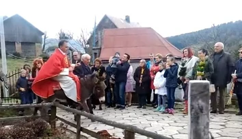VIDEO: Kňaz prišiel do kostola na chrbte osla, nejde o prvý jeho výstrelok
