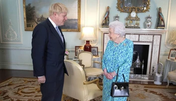 Boris Johnson prehovoril o zdravotnom stave Alžbety II. Údajne mala rakovinu