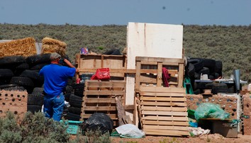 Otrasný prípad väznených detí na púšti v USA: Trénovali ich na streľbu na školách