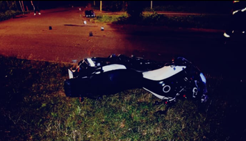 Tragická nehoda v Lučenci. Motorkár (51) dostal šmyk, o život prišiel len 17-ročný spolujazdec