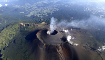 V Japonsku sa prebudila sopka. Chrlí dym a popol