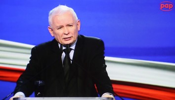 Roztržitý Kaczynski: Najskôr si pomýlil termín kongresu, potom prišiel v dvoch rôznych topánkach