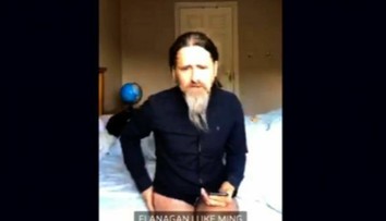 Írsky poslanec sa vo videohovore s eurokomisárom objavil v slipoch, celý čas si masíroval stehná