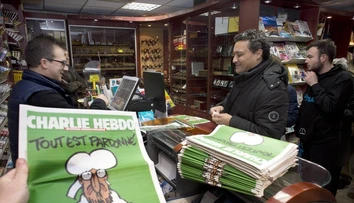 Na ženu v tričku Charlie Hebdo v Londýne zaútočili nožom