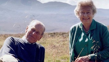 Láska aj po desiatkach rokov. Kráľovná zverejnila najobľúbenejšiu snímku s manželom