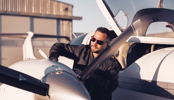 Pilot Rado Kapsa: Najradšej pozorujem nebezpečné oblaky. Zaplatil som milión slovenských korún, aby som mohol lietať