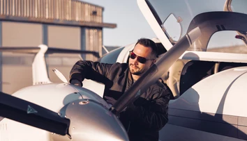 Pilot Rado Kapsa: Najradšej pozorujem nebezpečné oblaky. Zaplatil som milión slovenských korún, aby som mohol lietať