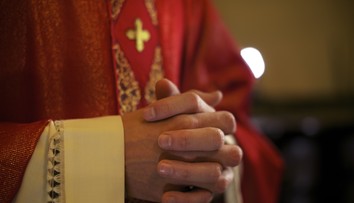 Austrálskeho biskupa obvinili zo znásilnenia a nemravného zaobchádzania s dieťaťom