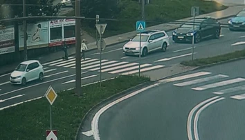 VIDEO: Zábery, z ktorých mrazí. Auto vrazilo do 11-ročného kolobežkára na priechode
