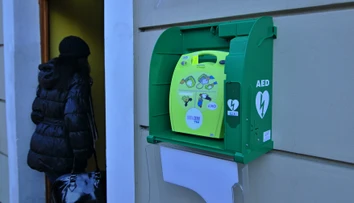 Čas pre mestá a obce na zaobstaranie defibrilátorov sa kráti. Hovoria, že sú stále bez pokynov aj bez peňazí