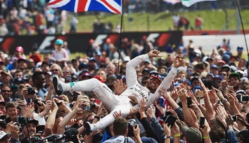Šťastný Lewis Hamilton. Triumfoval na domácej VC Veľkej Británie