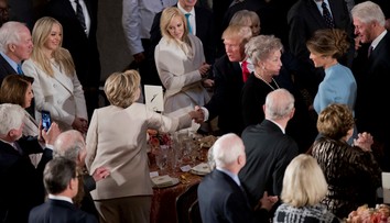 Trump po slávnostnom obede vyjadril úctu manželom Clintonovcom