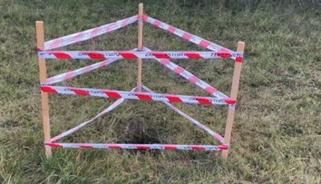 Nebezpečné prekvapenie pri prechádzke v okolí Handlovej. V zemi sa objavujú hlboké jamy