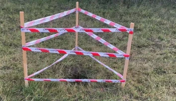 Nebezpečné prekvapenie pri prechádzke v okolí Handlovej. V zemi sa objavujú hlboké jamy