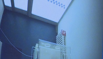 Prípad mŕtveho novorodenca v hniezde záchrany: Prokuratúra má kamerový záznam osoby, ktorá ho tam vložila