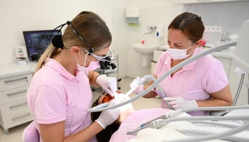 Zubári zažívajú obrovský nápor. Náhle zrušenie benefitov vyvolalo hotové šialenstvo