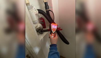 Neuveriteľný hazard: Muž bol na plyn načierno pripojený hadicou z vysávača. V byte sa bežne fajčilo