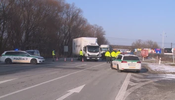 Autodopravcovia pokračovali v proteste a zablokovali cesty. Pritvrdilo sa