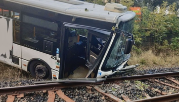 V Karlových Varoch sa zrútil z mosta autobus do koľajiska, hlásia zranených