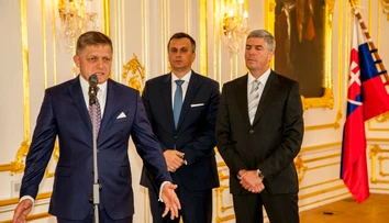Ďalšia kríza v koalícii zažehnaná. Smer, SNS a Most-Híd sa dohodli, že platy zmrazovať nebudú