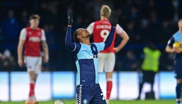 Rodičia ho pre orientáciu vyhodili na ulicu. Ako sa bezdomovec za štyri roky dostal do Premier League