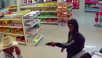 Kovboj si dal dolu okuliare a zložil ozbrojeného lupiča za pár sekúnd