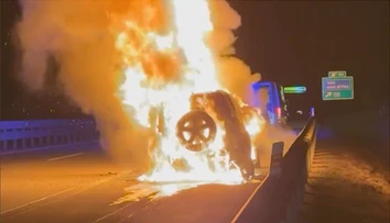 Raper Rytmus zverejnil zábery svojho horiaceho auta. Vybuchlo počas jazdy