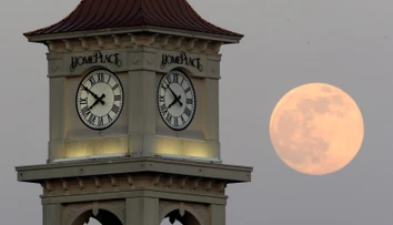 Biely dom žiada NASA o vytvorenie samostatného časového pásma pre Mesiac. Čas tam totiž beží trochu inak