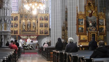 Nové nariadenia platia aj pre cirkev. Oddnes môže byť na omšiach len určitý počet ľudí