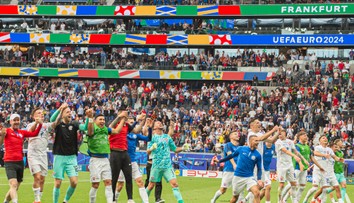 Hoci ich nevidieť, na štadióne sú už päť hodín pred výkopom. Aj v slovenskom tíme majú dôležitú úlohu
