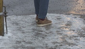 O údržbu chodníkov sa počas zimy majú starať obce a mestá. Sťažujú sa, že nestíhajú