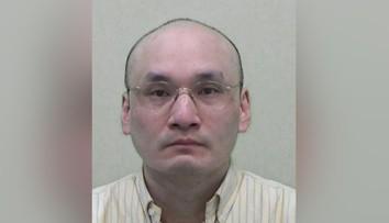 FOTO: Doktor sa zamaskoval tak, že ho nespoznala vlastná mama. Jej mužovi vpichol miesto vakcíny jed