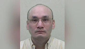 FOTO: Doktor sa zamaskoval tak, že ho nespoznala vlastná mama. Jej mužovi vpichol miesto vakcíny jed