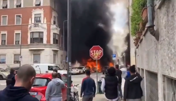 VIDEO: Po silnej explózii nasledoval požiar. V centre Milána horeli autá