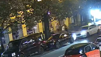 VIDEO: Bitka medzi turistami v centre Prahy sa skončila tragédiou. Muž zomrel po rane fľašou od vodky