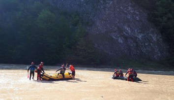 V rozbúrených vodách Dunajca sa prevrátil raft so štyrmi ľuďmi