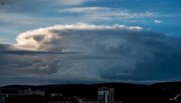 K nášmu územiu sa valia búrky a silný vietor. Hrozia aj supercely