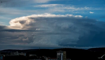 K nášmu územiu sa valia búrky a silný vietor. Hrozia aj supercely