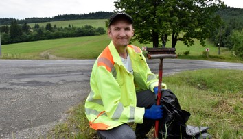 Mladý študent z Oravy už štyri roky bezodplatne vynáša bordel z lesov v okolí bydliska
