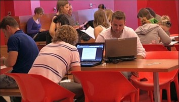 Vysokú školu v Sládkovičove obvinili z prelievania peňazí. Tá to odmieta