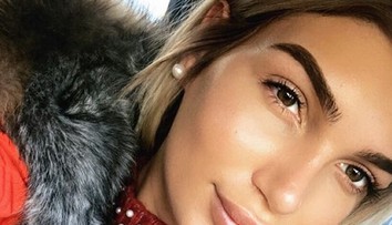 Na obálke magazínu Playboy je prvá nahá preoperovaná modelka. Je prekrásna!