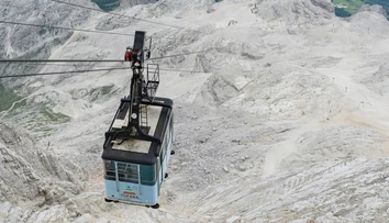VIDEO: Chvíle hrôzy na lanovke v Taliansku. Kabína plná turistov sa uvoľnila, turisti sa hodiny kývali nad priepasťou